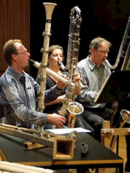 Trio der Kontrabassklarinetten, vorne Prototyp&nbsp;I der CLEX (aktuell in der Ausstellung FRESH WIND zu sehen)
